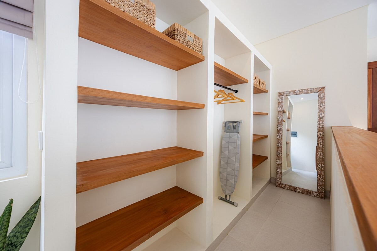Open dressing area of the mezzanine bedroom