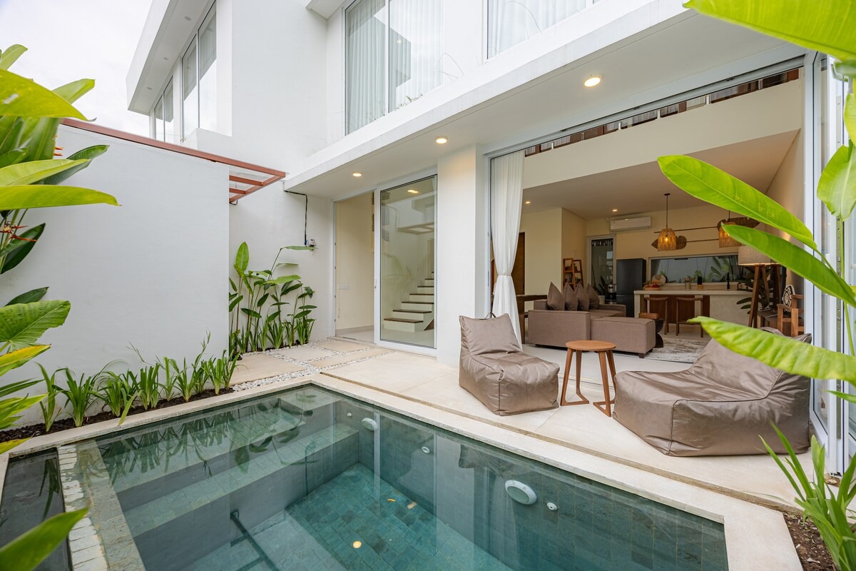 Pool and living room seen from the courtyard