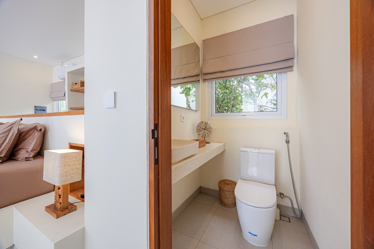 Ensuite bathroom seen from the mezzanine bedroom